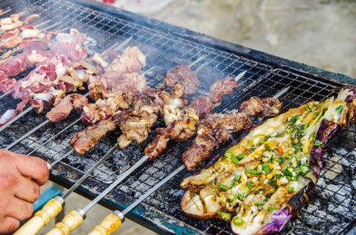 户外烧新鲜美味的羊肉