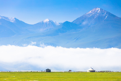 中国新疆巴音布鲁克草原的蒙古包与流云