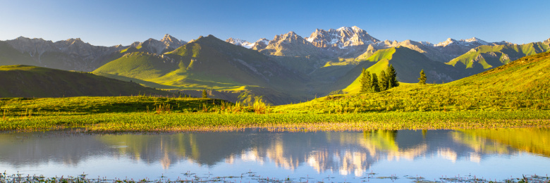 中国新疆唐布拉草原仙女湖景观