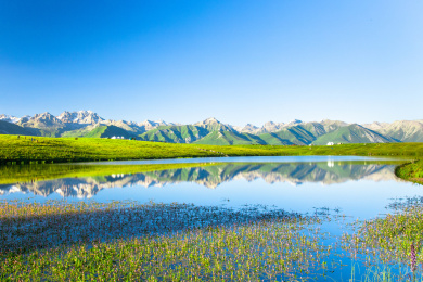 中国新疆唐布拉草原仙女湖景观
