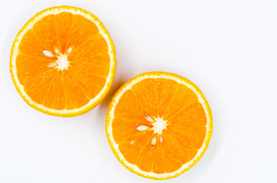 切开的橙子在白色背景上俯视