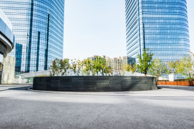 无人现代商业建筑局部与地面