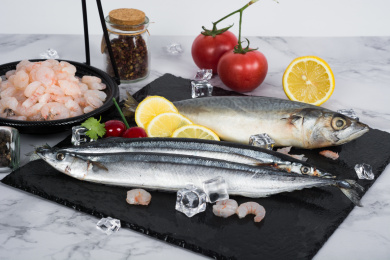 富含秋刀鱼、虾仁、鲅鱼的海鲜拼盘