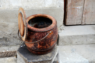 江南旧式人家门口晾晒的木质马桶