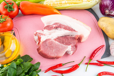 新鲜的蔬菜瓜果和猪肉