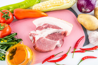 新鲜的蔬菜瓜果和猪肉