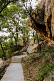 中国山东莱州云峰山上的小路
