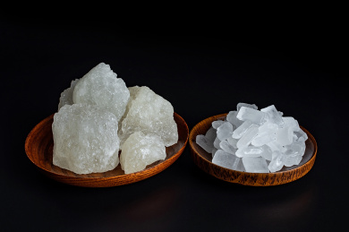 黑色背景上的多晶冰糖和单晶冰糖