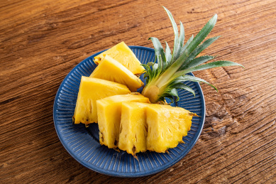 新鲜美味的菠萝水果切片拼盘