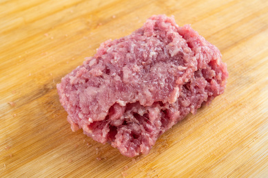 竹砧板上剁碎的猪肉泥