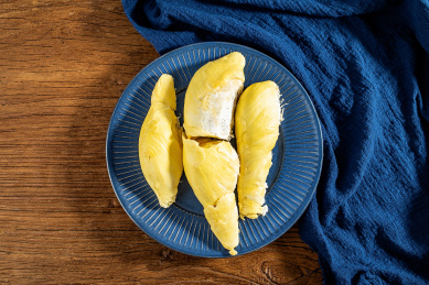 剥开的榴莲和榴莲果肉