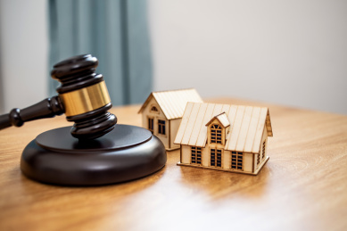 桌子上的法槌拍卖锤和小房子，房产抵押拍卖