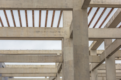 楼顶混凝土横梁交错结构