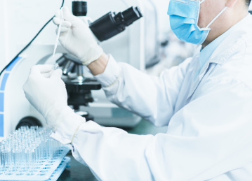 医务人员正在操作将试剂滴入试管