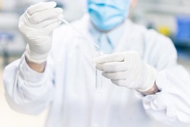 医务人员正在操作将试剂滴入试管