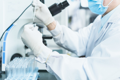 医务人员正在操作将试剂滴入试管