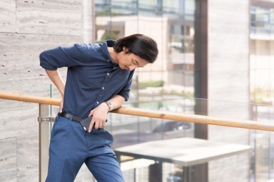 出现腰痛症状的年轻商务男士