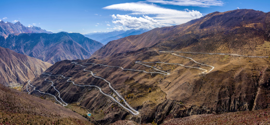 中国西藏昌都市八宿县业拉山怒江72拐