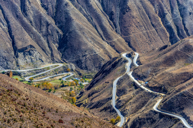 中国西藏昌都市八宿县业拉山怒江72拐