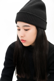 戴帽子的女生低头侧脸