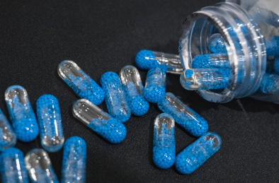 药瓶中倒出在桌面上的胶囊