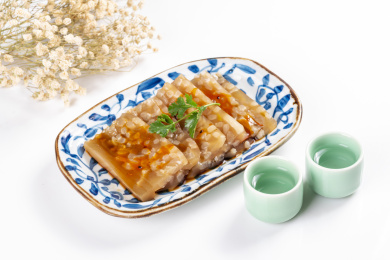 盛放在青花盘子中的肉皮冻特写