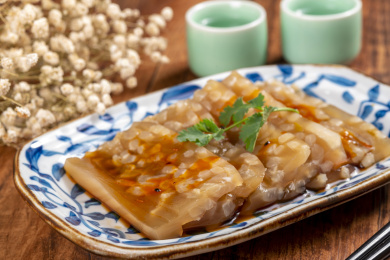 盛放在青花盘子中的肉皮冻特写