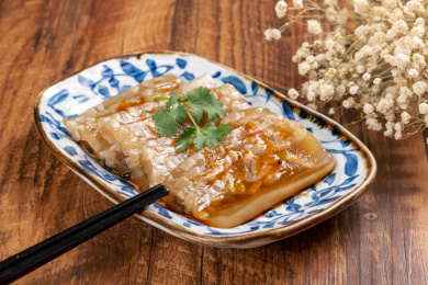 盛放在青花盘子中的肉皮冻特写