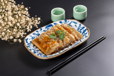 盛放在青花盘子中的肉皮冻特写