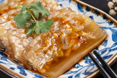 盛放在青花盘子中的肉皮冻特写