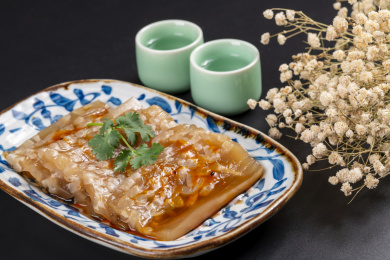 盛放在青花盘子中的肉皮冻特写