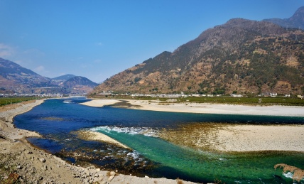 四川西部石棉县安顺场乡镇、大渡河和峡谷