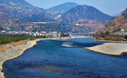 四川西部石棉县安顺场乡镇、大渡河和峡谷