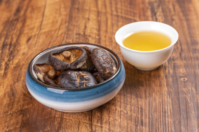 盛放在盘子中的休闲食品香菇脆特写