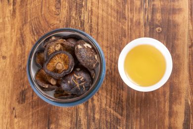 盛放在盘子中的休闲食品香菇脆特写