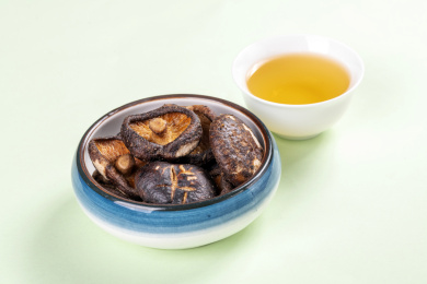 盛放在盘子中的休闲食品香菇脆特写