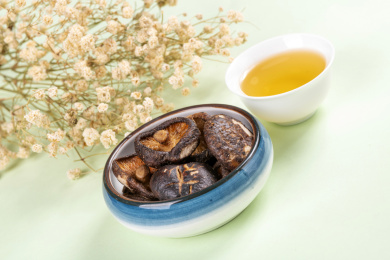 盛放在盘子中的休闲食品香菇脆特写