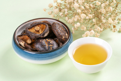盛放在盘子中的休闲食品香菇脆特写