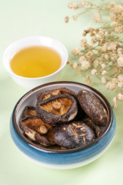 盛放在盘子中的休闲食品香菇脆特写