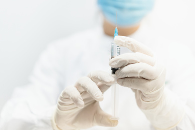 医务人员手持注射器特写
