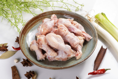 一盘鲜鸡翅特写