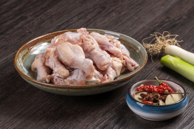 一盘鲜鸡翅特写