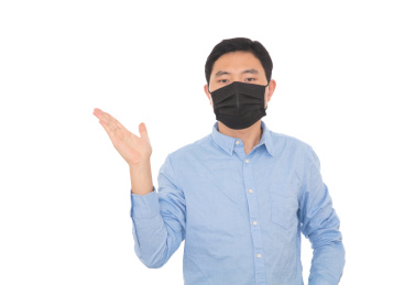 戴着口罩的男士在白背景前做讲解的手势