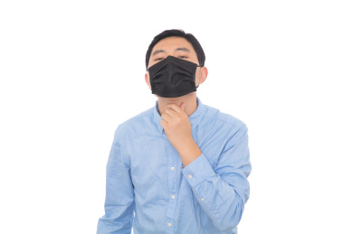 戴着口罩嗓子疼痛的男士