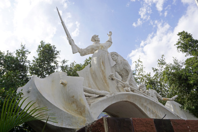 云南元谋红军长征巧渡金沙江雕塑