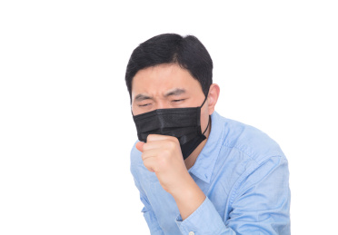 戴着口罩的男士在白背景前使劲干咳