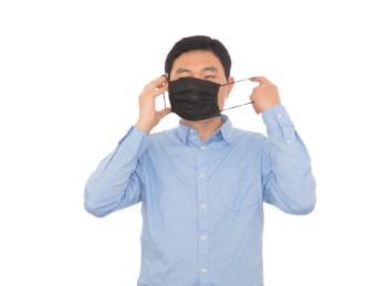 戴上口罩自我阻止冠状肺炎传播的男士