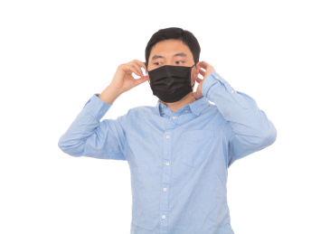 戴上口罩自我阻止冠状肺炎传播的男士