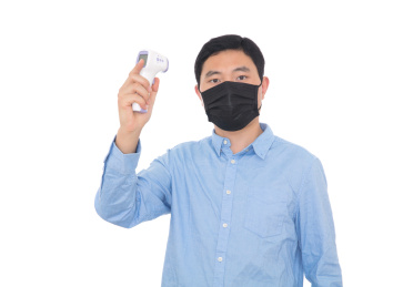 戴着口罩的男士在自我测量体温