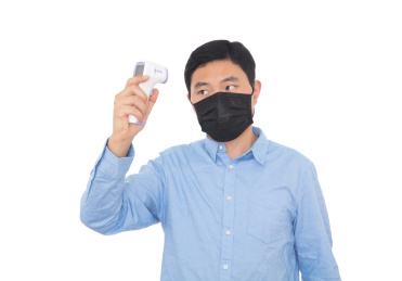 戴着口罩的男士在自我测量体温